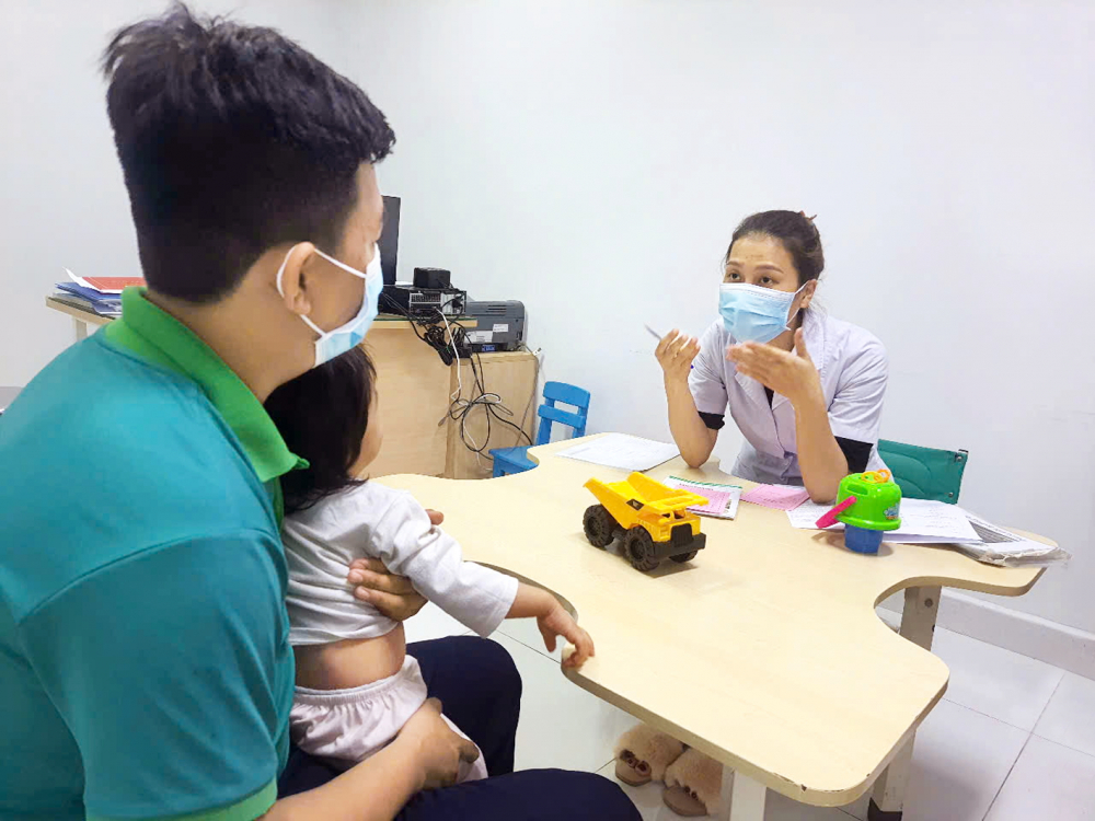 Cẩn trọng với những “mẹo vặt nuôi con nhàn tênh” Chuyên viên y tế tư vấn cho phụ huynh của 1 bé gái tại Bệnh viện Nhi Đồng 2 - ẢNH: PHẠM AN