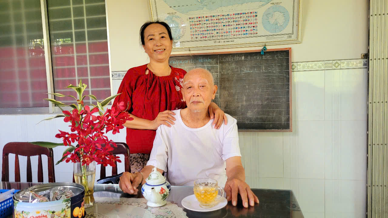 Cô Thủy lưu lại khoảnh khắc cùng cha mình (ảnh do nhân vật cung cấp)