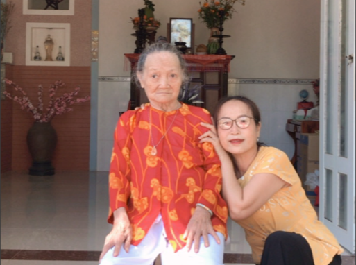 Cô Thủy khoe tấm ảnh chụp cùng khi mẹ còn đi lại được (ảnh do nhân vật cung cấp)