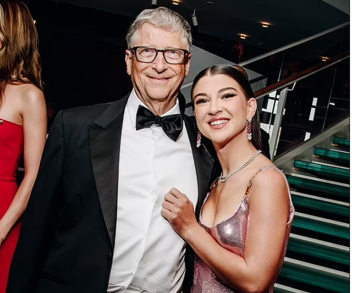 Phoebe Gates (phải) vô tình tiết lộ rằng cha cô, nhà đồng sáng lập Microsoft Bill Gates (trái), mắc hội chứng Asperger