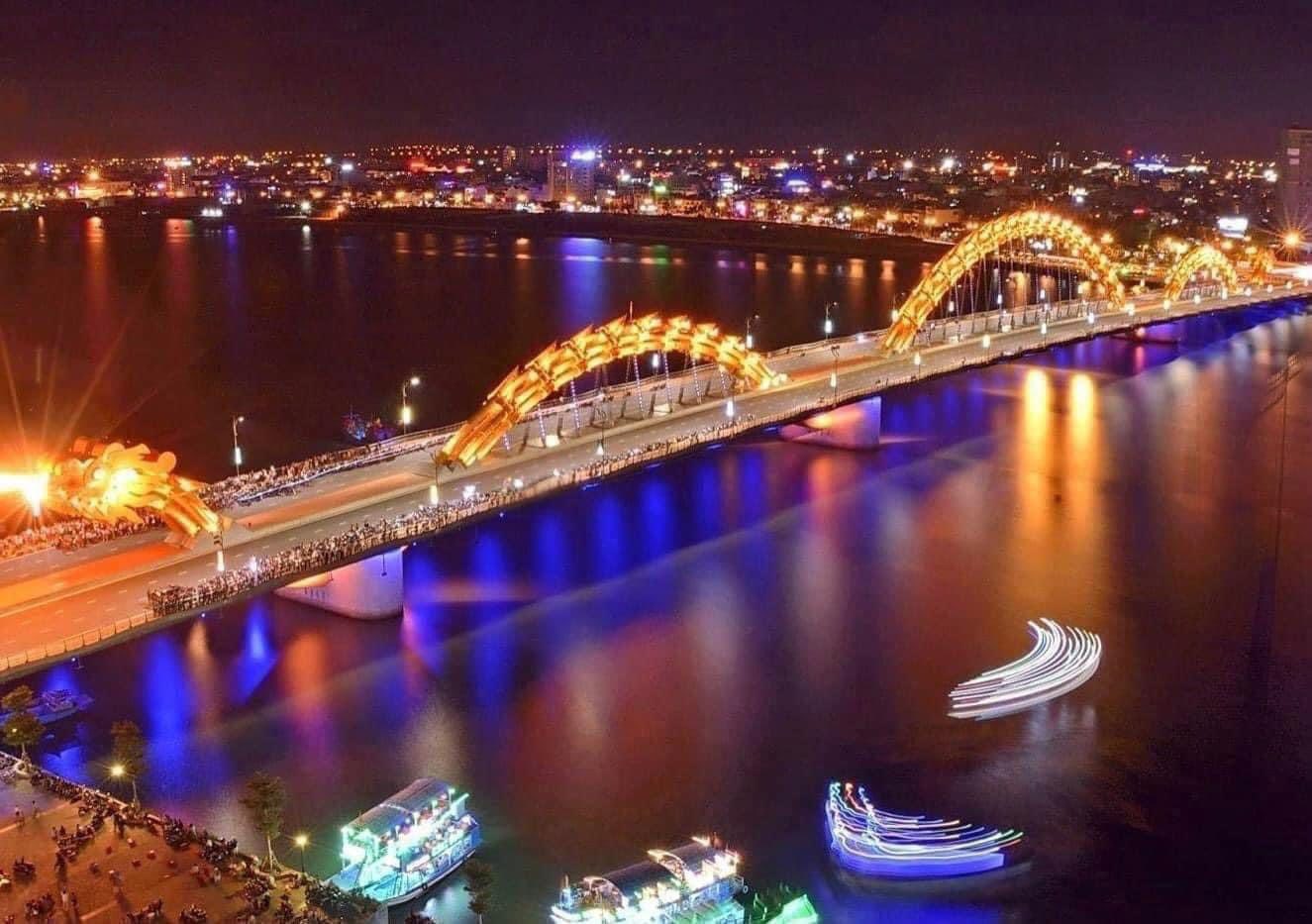 Cầu Rồng rực 