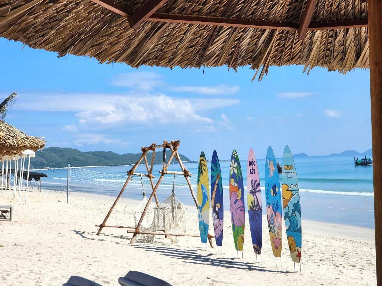 Tháng 5 là thời điểm lý tưởng để khám phá những điểm đến mát mẻ tại Nha Trang, nơi có những làn gió biển mát lành. Bạn có thể bắt đầu hành trình tại bãi biển Trần Phú với các trải nghiệm tắm biển, thưởng thức hải sản, các môn thể thao biển...  -Ảnh: Diễm Quỳnh/review Nha Trang.