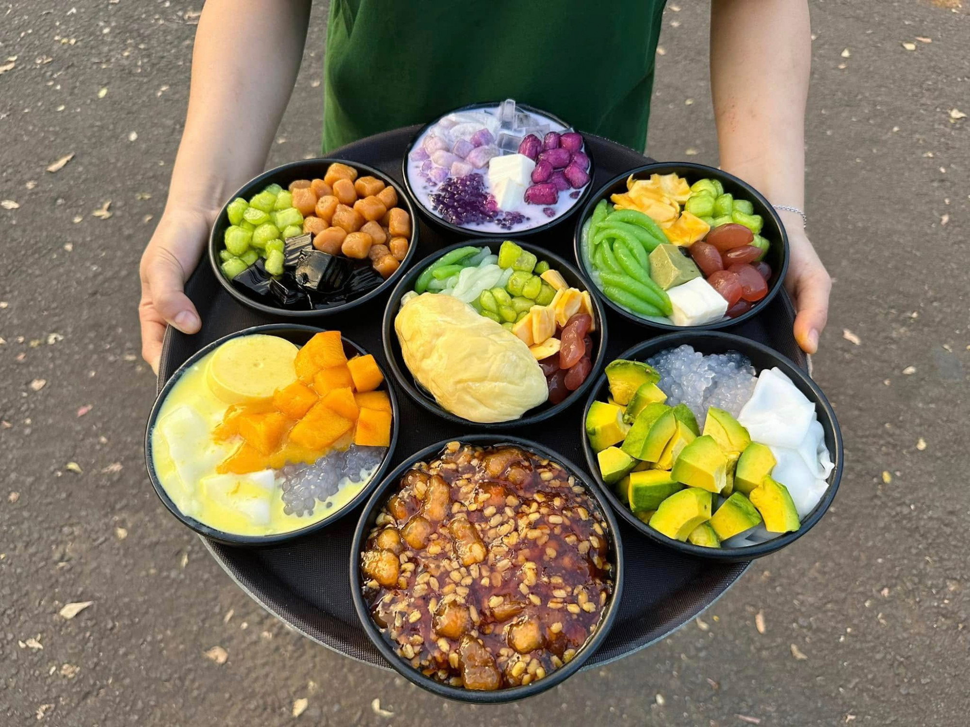 Chi phí du lịch Bảo Lộc khá hợp lý, khoảng 2-3 triệu đồng/người cho chuyến đi 2-3 ngày từ TP.HCM. Bạn có thể di chuyển bằng xe khách với giá vé khoảng 200.000 - 300.000 đồng/chiều. Lưu trú tại các khách sạn, homestay có giá từ 300.000 - 700.000 đồng/đêm. Đừng quên thưởng thức các món đặc sản như bún riêu, bánh mì xíu mại, và các loại trà, cà phê thơm ngon - Ảnh: Quán chè Seoul