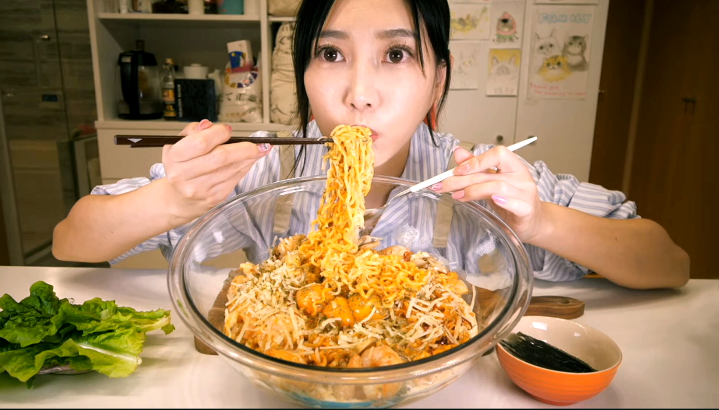 Yuka Kinoshita - người vừa tuyên bố giải nghệ mukbang - cho biết:  “Tôi đã có thể ăn những bữa ăn bình thường” - Nguồn ảnh: Chosun