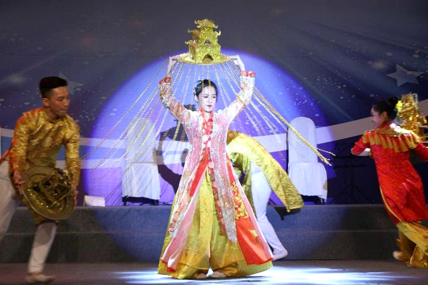 Nghệ sĩ nhân dân Thái Ly: Đại thụ ngành múa Tiết mục múa Mâm vàng Cửu Long trong một chương trình nghệ thuật chuyên nghiệp tại Cần Thơ