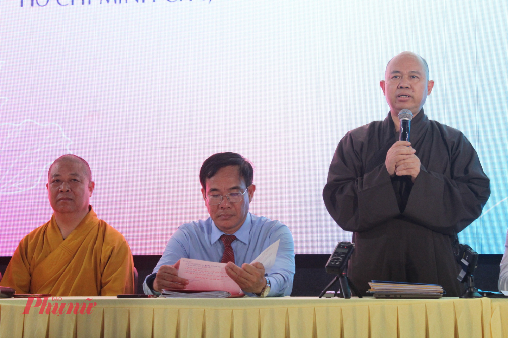 Thượng tọa Thích Đức Thiện thông tin với báo chí về công tác chuẩn bị đại lễ tại buổi họp báo vào chiều 2/5.