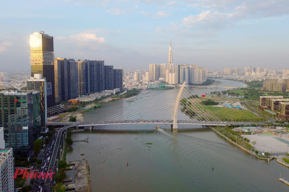 Cầu Ba Son khánh thành năm 2022, giúp hoàn thiện trục giao thông chính của thành phố, tăng kết nối khu trung tâm thành phố với đô thị mới Thủ Thiêm, TP Thủ Đức. Việc hoàn thành cây cầu này còn góp phần phát triển khu đô thị phía Đông thành phố và là điểm nhấn kiến trúc trong tổng thể cảnh quan sông Sài Gòn. Trước đó, cây cầu này được gọi là cầu Thủ Thiêm 2, tuy nhiên tại kỳ họp thứ 8, HĐND TPHCM khóa X đã thông qua nghị quyết đặt tên là cầu Ba Son - Ảnh: Vũ Quyền
