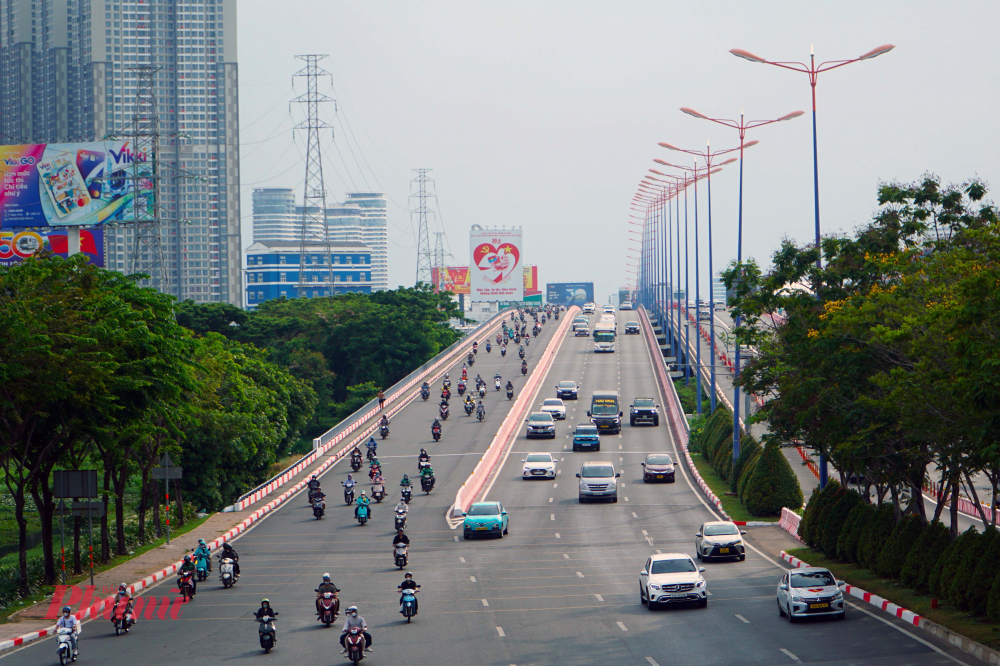 Cầu Sài Gòn 2 nối quận Bình Thạnh và TP Thủ Đức, khởi công năm 2012, với tổng mức đầu tư 1.485 tỉ đồng. Cầu có tổng chiều dài 1.450m, trong đó phần cầu dài 987,3m, phần còn lại là đường dẫn. Mặt cầu rộng 23,5m, đáp ứng 6 làn xe lưu thông. Vị trí xây dựng cầu nằm song song với cầu Sài Gòn hiện hữu - Ảnh: Vũ Quyền
