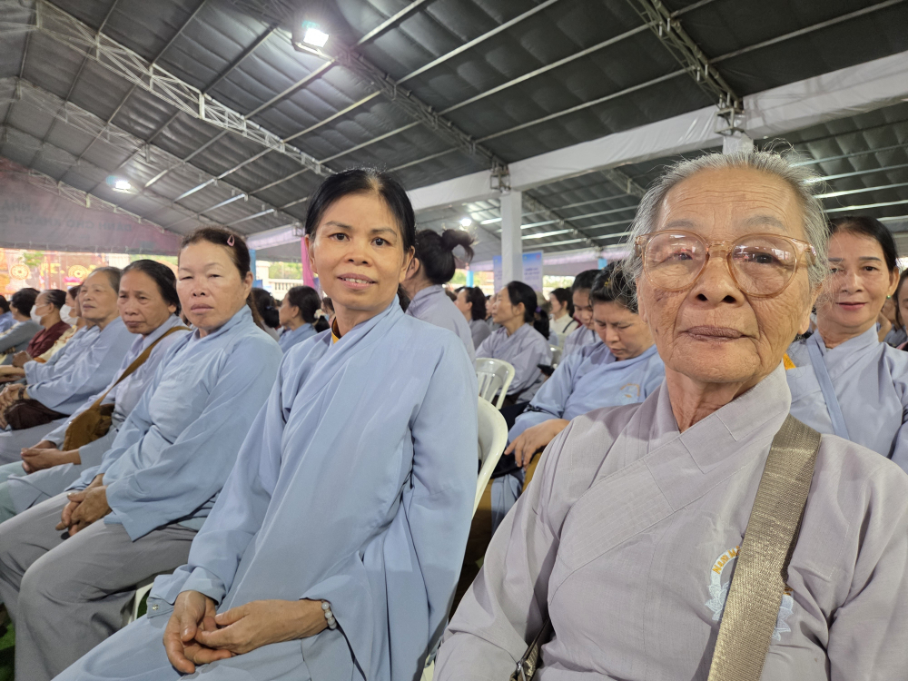 Cô Trần Thị Vân (Phật tử từ huyện Krông Ana, tỉnh Đắk Lắk) và 5 bạn đạo đã đến chùa Thanh Tâm (chùa Phật Cô Đơn) từ ngày 2/5. “Đoàn đã đến khu vực chờ chiêm bái xá lợi Đức Phật từ 2g sáng. Đây là lần thứ 2 tôi vinh dự tham gia Đại lễ Vesak Liên hợp quốc tại Việt Nam mình” – cô Vân cho biết.