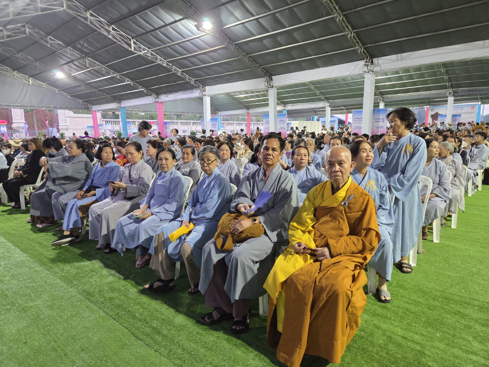 Chư tăng ni, Phật tử nhiều tỉnh thành đến chờ chiêm bái từ sớm.