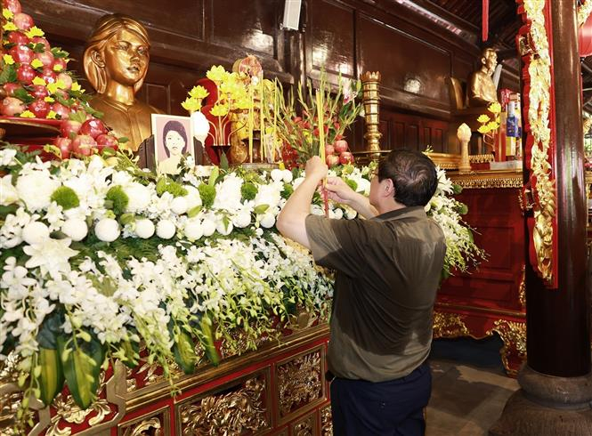 Thủ tướng Phạm Minh Chính dâng hương, dâng hoa tại Đền thờ Côn Đảo. Ảnh: Dương Giang/TTXVN