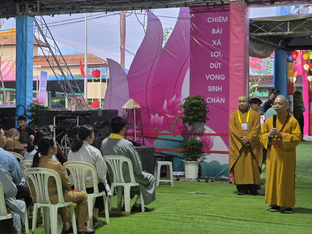 Ban tổ chức hướng dẫn các quy định khi vào chiêm bái.