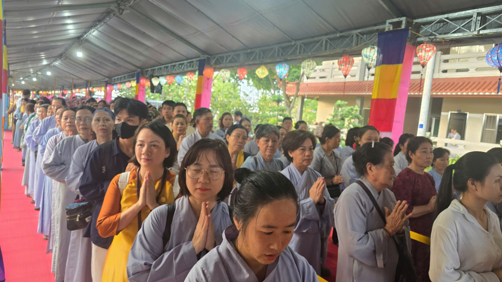 Rất đông Phật tử, người dân trật tự xếp hàng vào khu vực chiêm bái xá lợi.