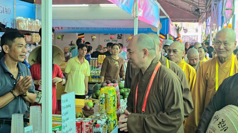 Các đại biểu tham quan các gian hàng.