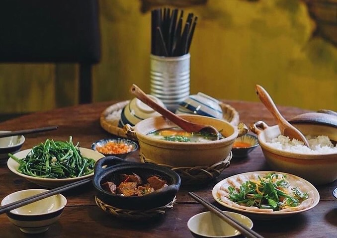 Thực đơn tại đây đa dạng các món ăn ba miền, nổi bật nhất là mì Quảng – món được nhiều khách khen ngợi nhờ nước dùng đậm đà, nguyên liệu tươi ngon và phần tương ớt xào đặc sắc. Ngoài ra, quán còn phục vụ các món như cơm gà Tam Kỳ, hến xúc bánh tráng, cá hấp miền Trung, gỏi mít, bún mắm nêm… Giá cả ở mức trung bình khá, dao động từ 55.000 đến 150.000 đồng cho một phần ăn, phù hợp với nhiều đối tượng khách.