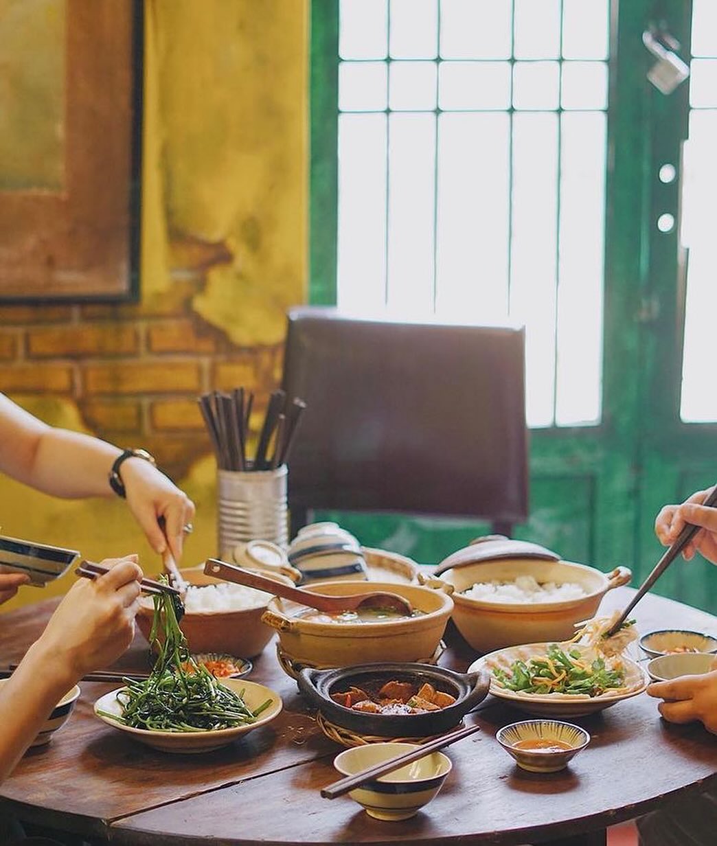 Quán mở cửa từ 7h00 đến 23h00, phục vụ cả bữa sáng, trưa và tối. Dù có một số ý kiến về giá cả và dịch vụ, nhưng không gian đẹp, món ăn đặc trưng và vị trí thuận tiện vẫn khiến Tiệm Cơm, Cafe Hoa Giấy là lựa chọn hấp dẫn cho những ai muốn thưởng thức ẩm thực miền Trung giữa lòng Sài Gòn.