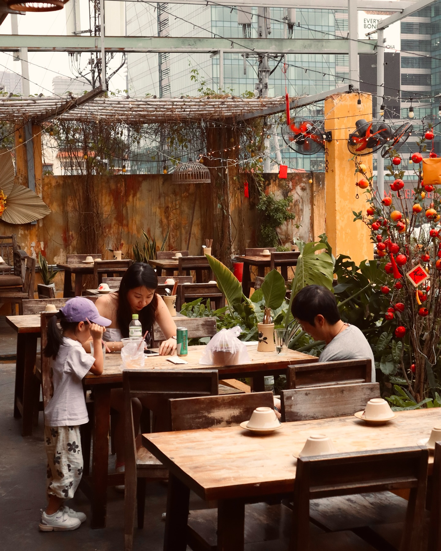 Secret Garden tọa lạc trên tầng thượng chung cư cũ Pasteur, Quận 1, mang đến không gian mở thoáng đãng, đậm chất thôn quê Việt Nam với bàn ghế mộc mạc và nền gạch bông cổ điển. Đây là điểm đến lý tưởng cho những ai yêu thích ẩm thực ba miền với thực đơn phong phú, đậm đà hương vị truyền thống. Quán nổi bật với các món như kho quẹt, ốc bươu nhồi thịt, canh cua rau đay và xôi chiên, tất cả đều được chế biến tỉ mỉ, giữ nguyên nét đặc trưng quê nhà. Không gian yên tĩnh, ấm cúng, phù hợp cho nhóm đông người hoặc những bữa ăn gia đình thân mật. Giá cả tại Secret Garden dao động từ 55.000 đến 400.000 đồng/phần, phù hợp với nhiều đối tượng khách hàng. Dù nằm trong chung cư cũ và phải leo lên tầng thượng, nhưng bù lại bạn sẽ được thưởng thức các món ăn nóng hổi, ngon miệng trong không gian vừa cổ điển vừa gần gũi, cùng phục vụ thân thiện và chu đáo, tạo nên trải nghiệm khó quên tại Sài Gòn.