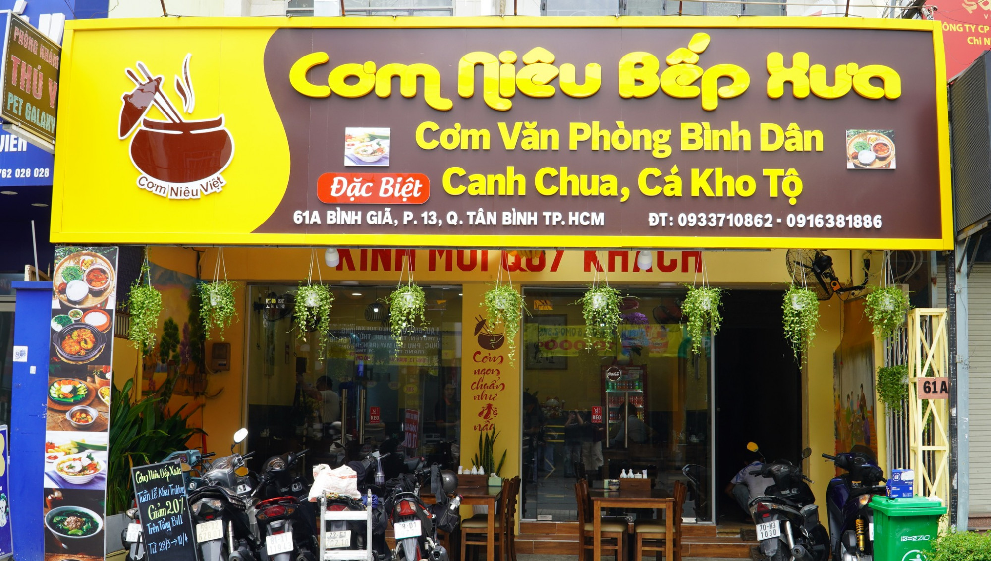 Cơm Niêu Bếp Xưa tọa lạc tại số 61A Bình Giã, phường 13, quận Tân Bình, TP.HCM, là điểm đến quen thuộc của thực khách yêu thích hương vị cơm niêu truyền thống. Quán có không gian rộng rãi, sạch sẽ, bài trí đơn giản nhưng ấm cúng, tạo cảm giác thân thiện như bữa cơm gia đình. Thực đơn tại đây rất đa dạng với các món ăn đậm đà, chuẩn vị Việt như cơm niêu dẻo thơm, cá kho, thịt kho, rau luộc chấm mắm kho quẹt, canh chua… Món cơm niêu cháy giòn là đặc trưng nổi bật, được nhiều khách khen ngợi vì lớp cháy vàng giòn rụm, thơm phức. Bạn cũng nên thử cá kho làng Vũ Đại và canh cua rau đay – những món ăn vừa dân dã vừa ngon miệng. Giá trung bình cho một phần ăn tại quán dao động khoảng 55.000 – 150.000 đồng, phù hợp với nhiều đối tượng khách hàng. Quán mở cửa từ 9h00 đến 21h00, phục vụ cả bữa trưa và tối. Với phong cách phục vụ thân thiện, đồ ăn ngon và không gian thoáng mát, Cơm Niêu Bếp Xưa là lựa chọn lý tưởng cho những ai muốn thưởng thức bữa cơm Việt truyền thống tại Tân Bình.