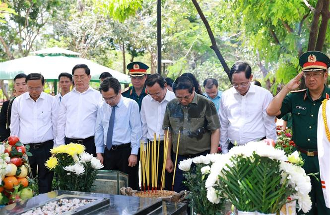 Chú thích ảnh Thủ tướng Phạm Minh Chính và các đại biểu dâng hương, tưởng nhớ tại phần mộ nữ Anh hùng liệt sĩ Võ Thị Sáu ở Nghĩa trang Hàng Dương. Ảnh: Dương Giang/TTXVN