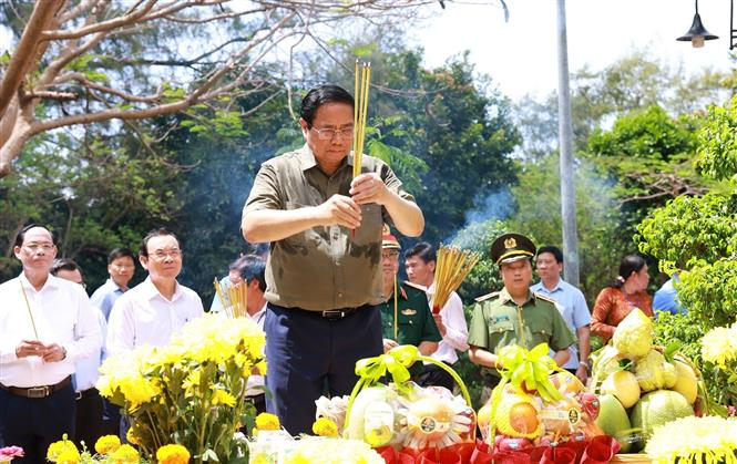 Thủ tướng Phạm Minh Chính dâng hương trên phần mộ nữ Anh hùng liệt sĩ Võ Thị Sáu ở Nghĩa trang Hàng Dương. Ảnh: Dương Giang/TTXVN