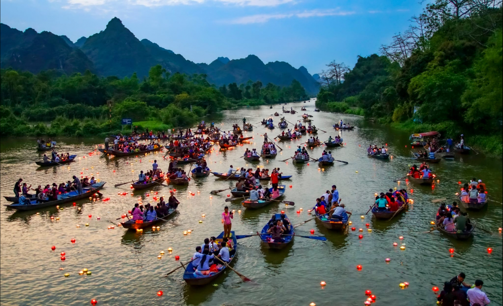 Giải Ba - Thả hoa đăng (Nguyễn Hồng).