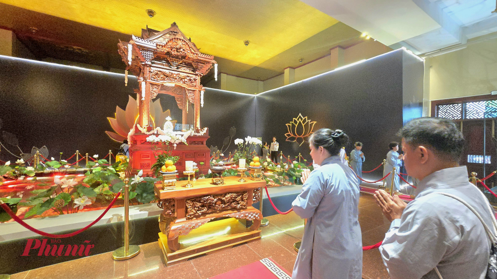 Mọi người thành kính chiêm bái xá lợi Đức Phật, nguyện cầu an lành cho gia đình, người thân.