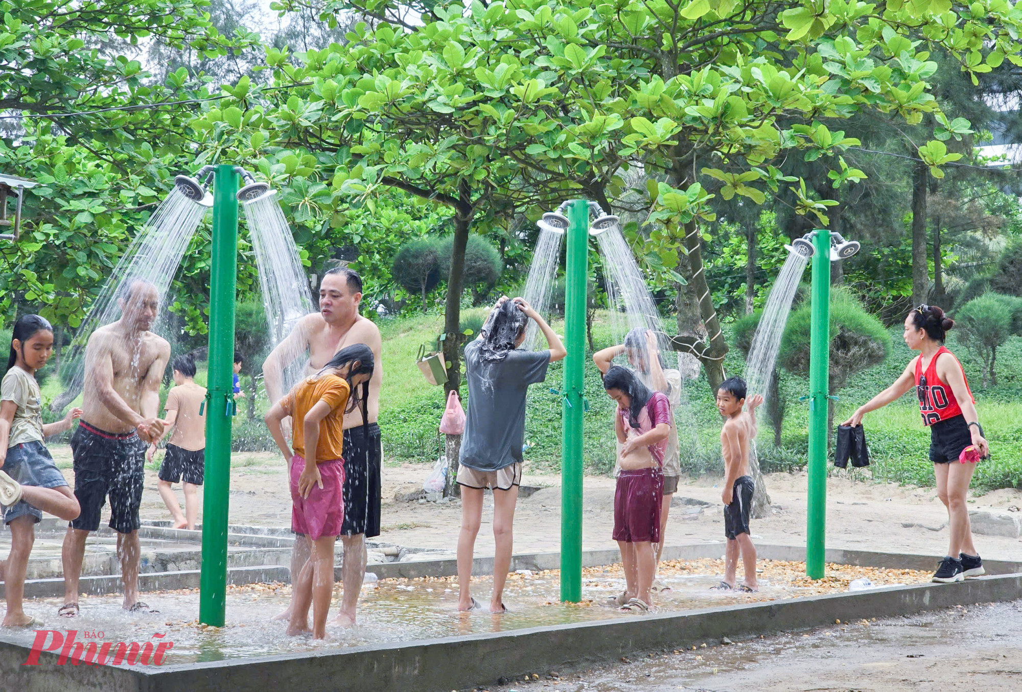 Lần thứ 2 chọn biển Cửa Lò làm điểm nghỉ lễ 30/4 - 1/5 cho cả gia đình, anh Nguyễn Đức Xuân (quê tỉnh Ninh Bình) cho biết, so với 3 năm trước Cửa Lò đã thay đổi rất nhiều. Bãi biển Cửa Lò thoáng đãng khi không còn các ki ốt kinh doanh, nhiều dịch vụ cũng hoàn toàn miễn phí.