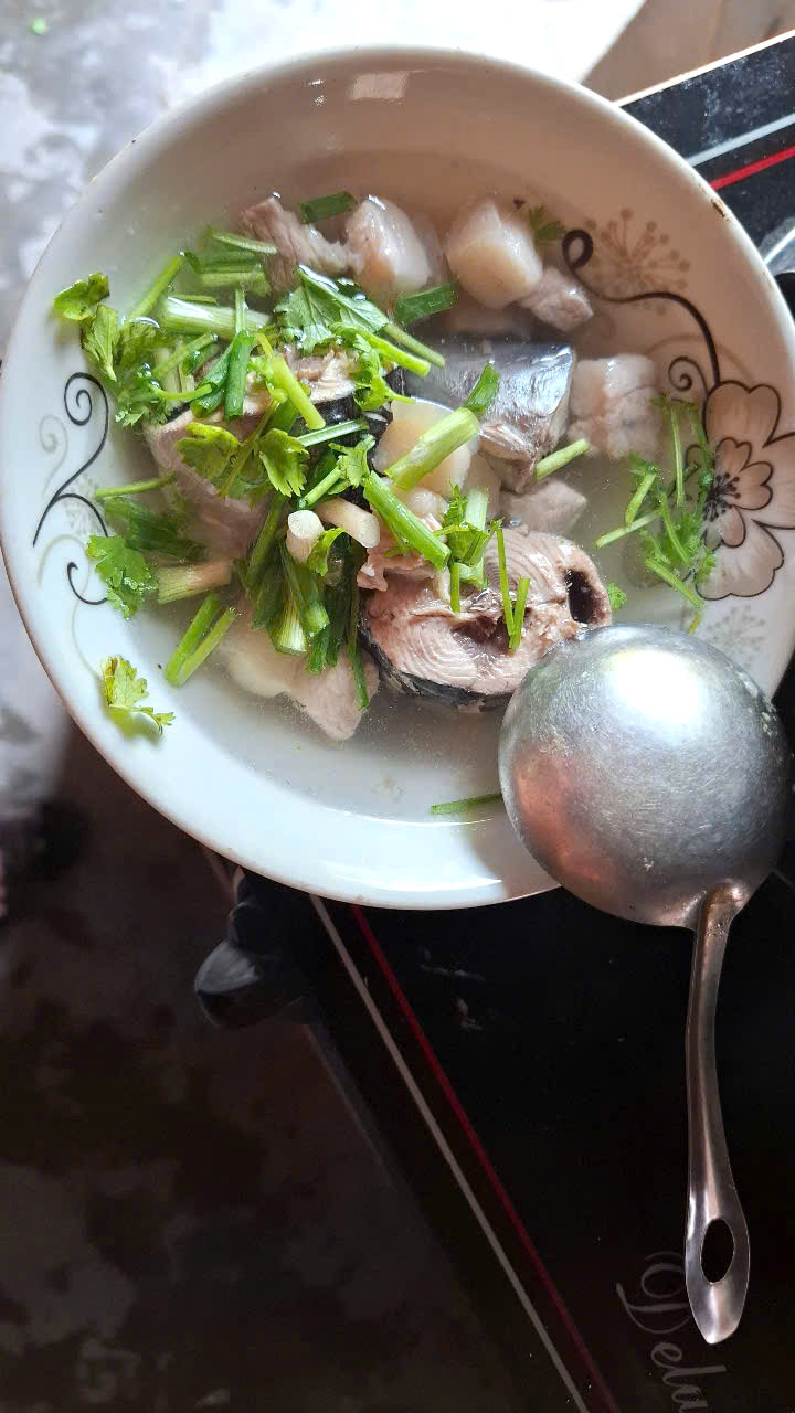 Cá ồ nấu tươi với thịt ba chỉ nêm gia vị và rau thơm