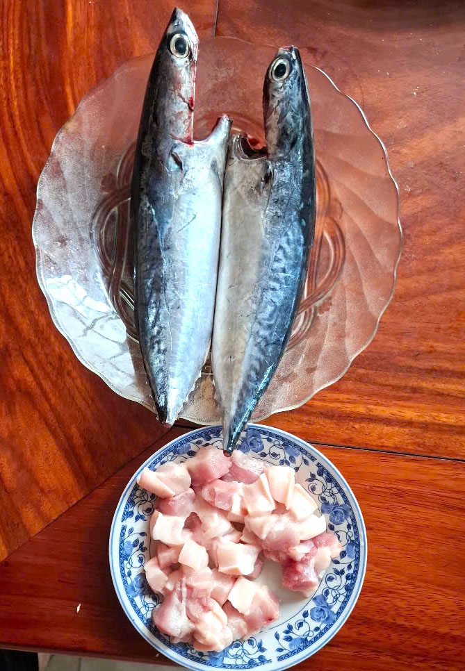 Cá ồ nấu tươi với thịt ba chỉ. 
