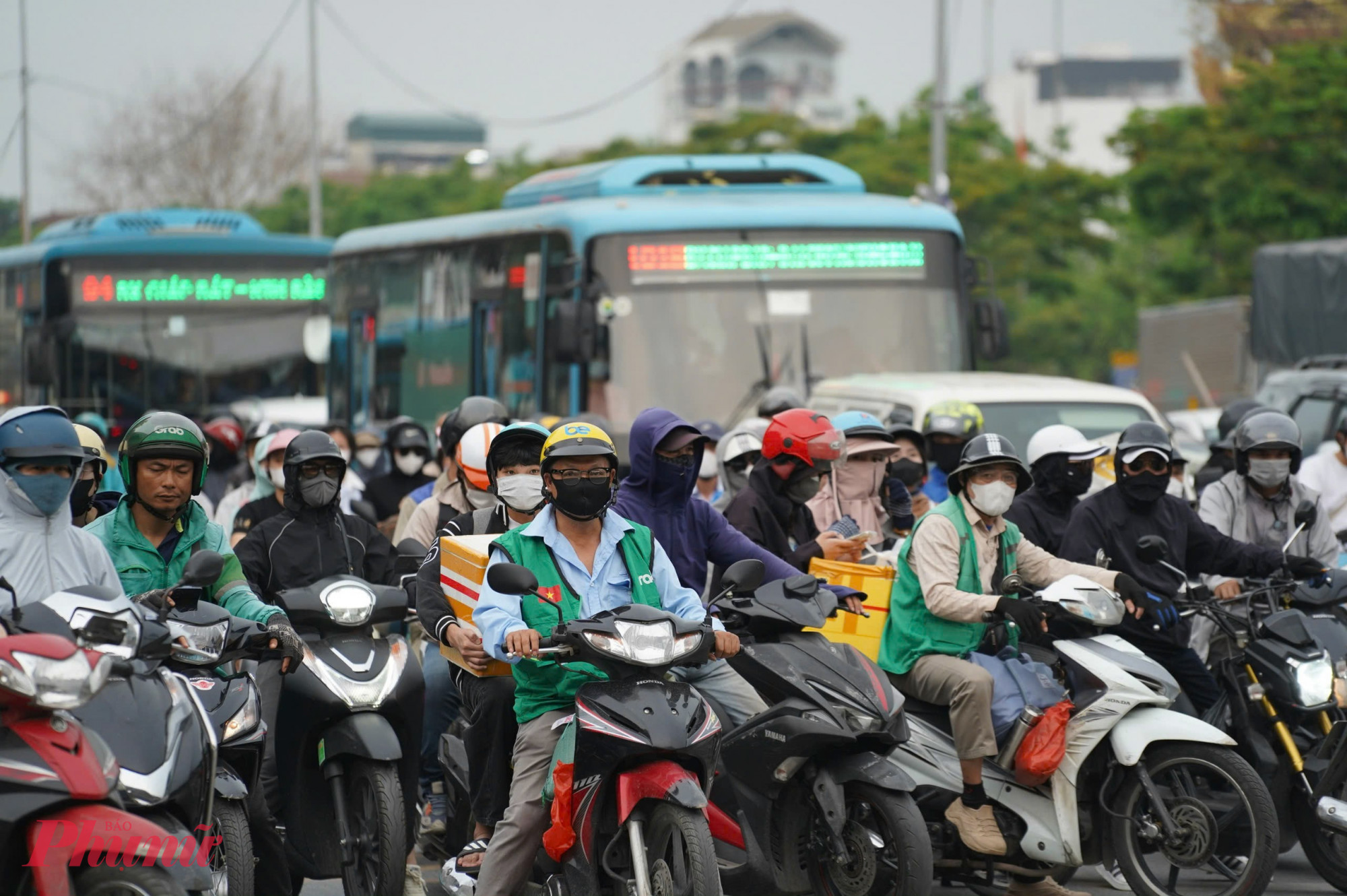 Khu vực đường Giải Phóng cũng trong tình trạng chật cứng phương tiện.