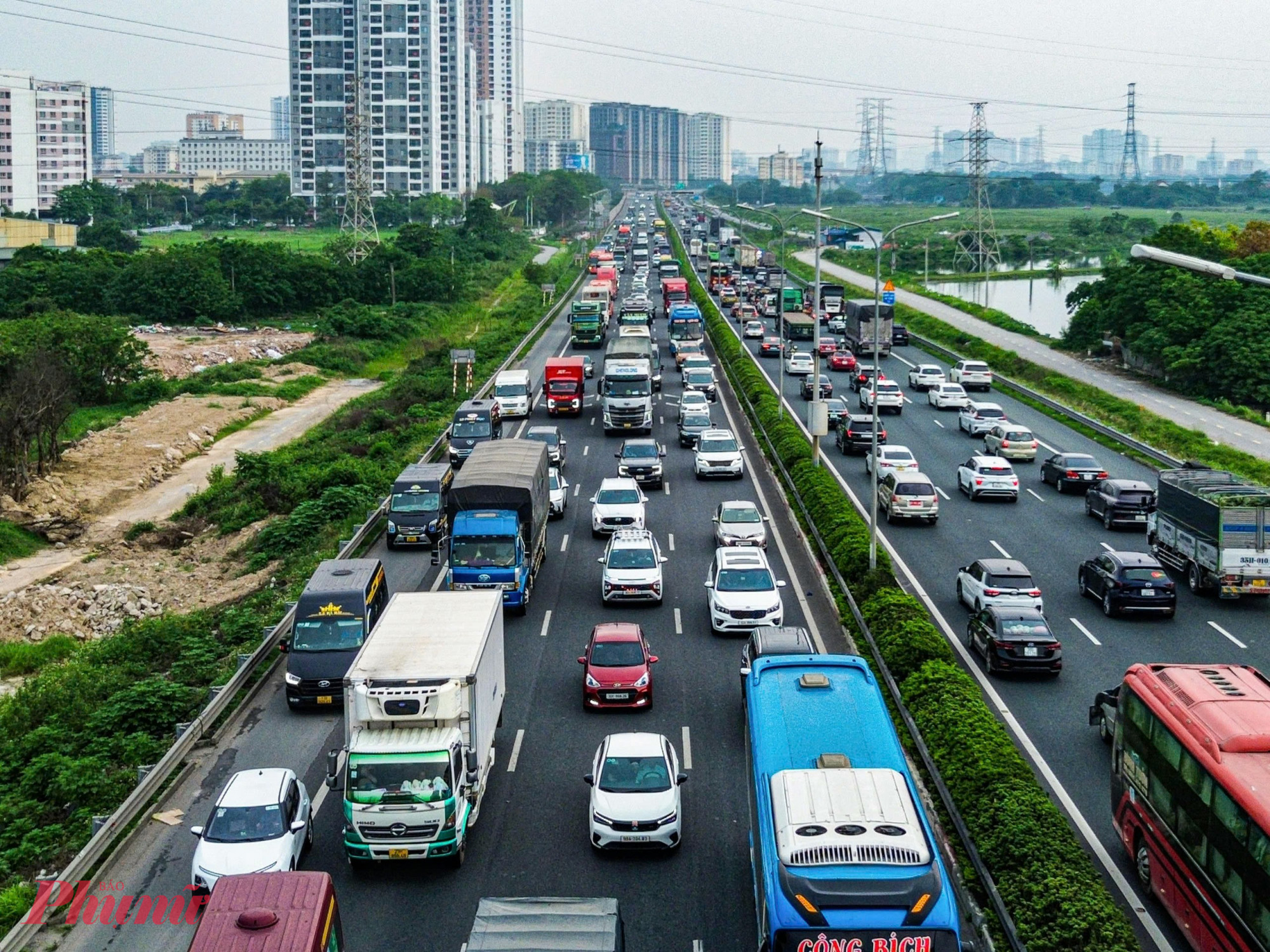 Chiều 4/5, ngày cuối cùng của kỳ nghỉ lễ 30/4 - 1/5, đông đảo người dân quay trở lại Hà Nội sau 5 ngày nghỉ.