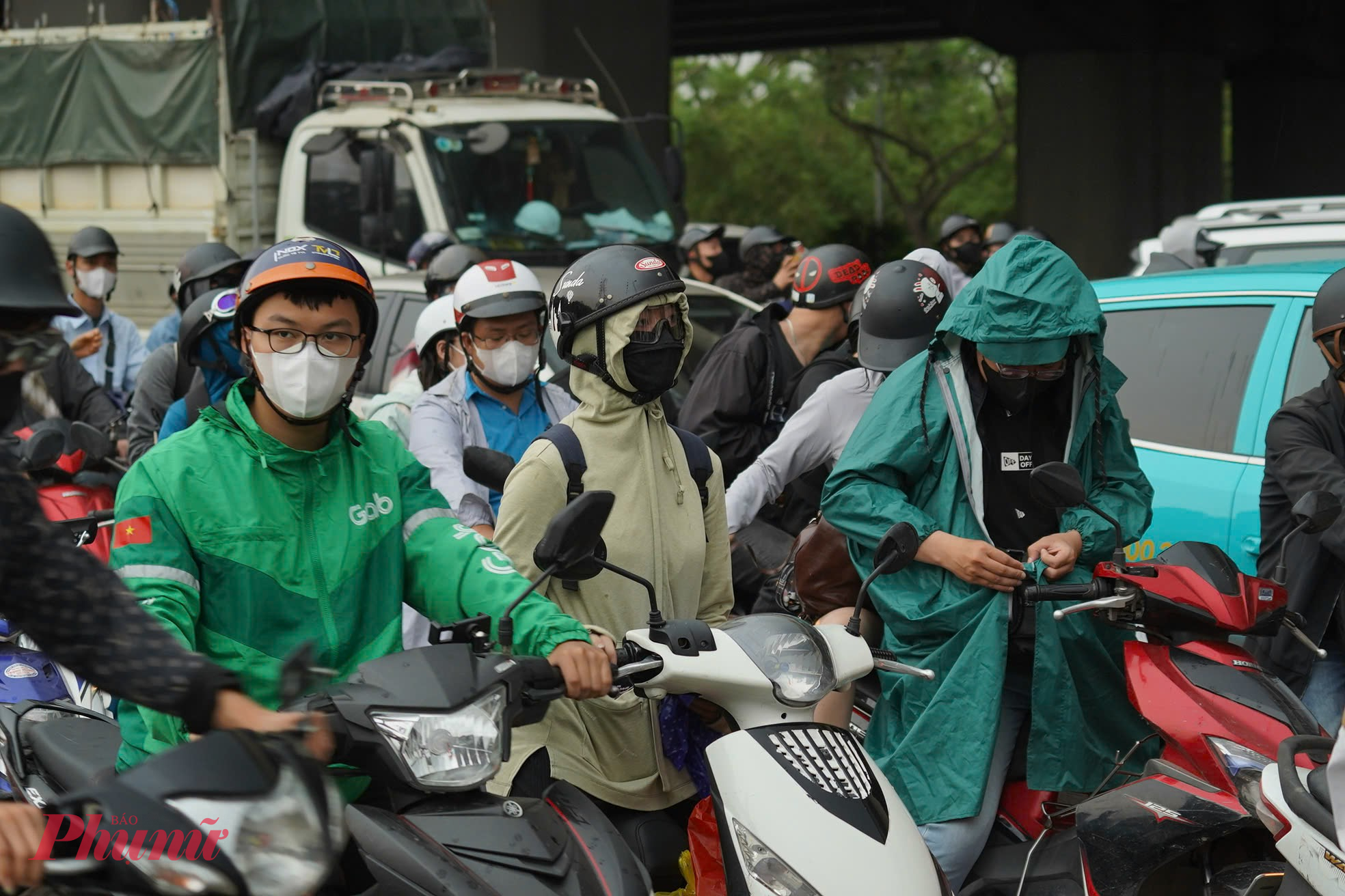 Khoảng 14h45, cơn mưa nặng hạt đổ xuống khiến đường trở lại thành phố của người dân thêm vất vả.