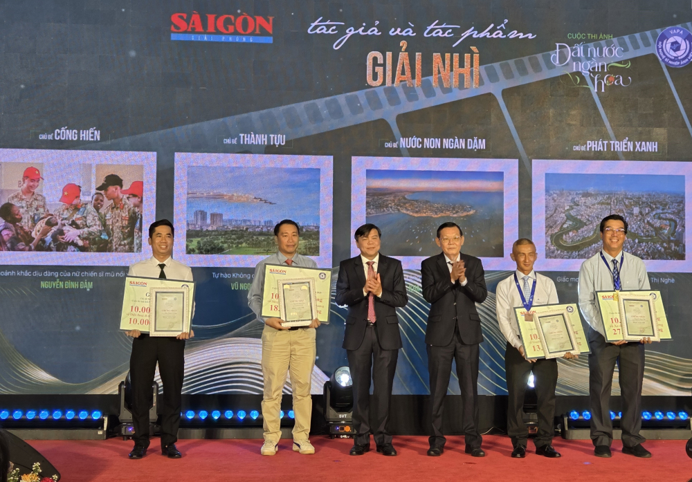Lãnh đạo báo Sài Gòn Giải Phóng trao các giải Nhì