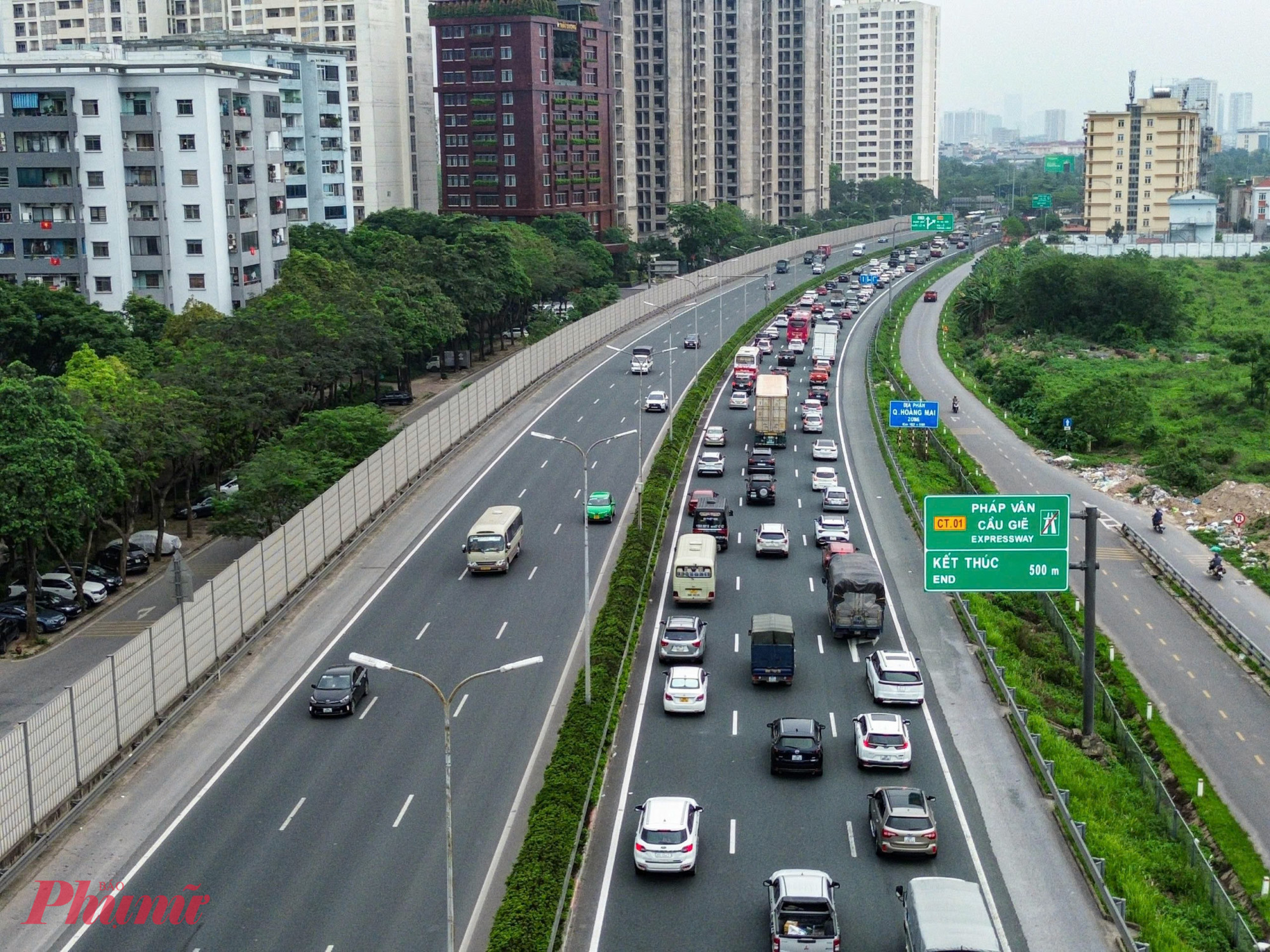 Ngay từ trưa 5/4, cửa ngõ phía nam thành phố đón dòng ô tô dài hàng km hướng về trung tâm. đại diện đơn vị khai thác cao tốc Pháp Vân - Cầu Giẽ, trong hôm nay con đường dự kiến có khoảng 130.000 lượt xe