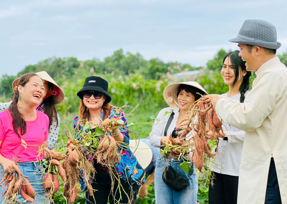 Điểm đến xanh - chìa khóa để nâng tầm du lịch Việt Du khách cùng nông dân thu hoạch khoai lang trong tour du lịch cộng đồng Cồn Ông (tỉnh Trà Vinh) - ẢNH: QUỐC THÁI