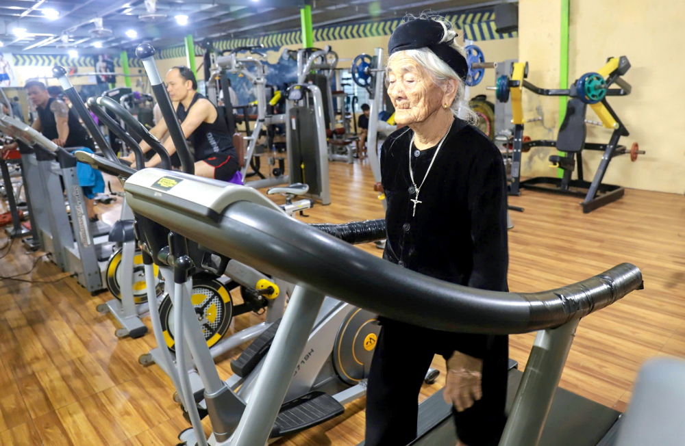 Cụ Nguyễn Thị Huynh đều đặn đến phòng gym tập thể dục, chạy bộ