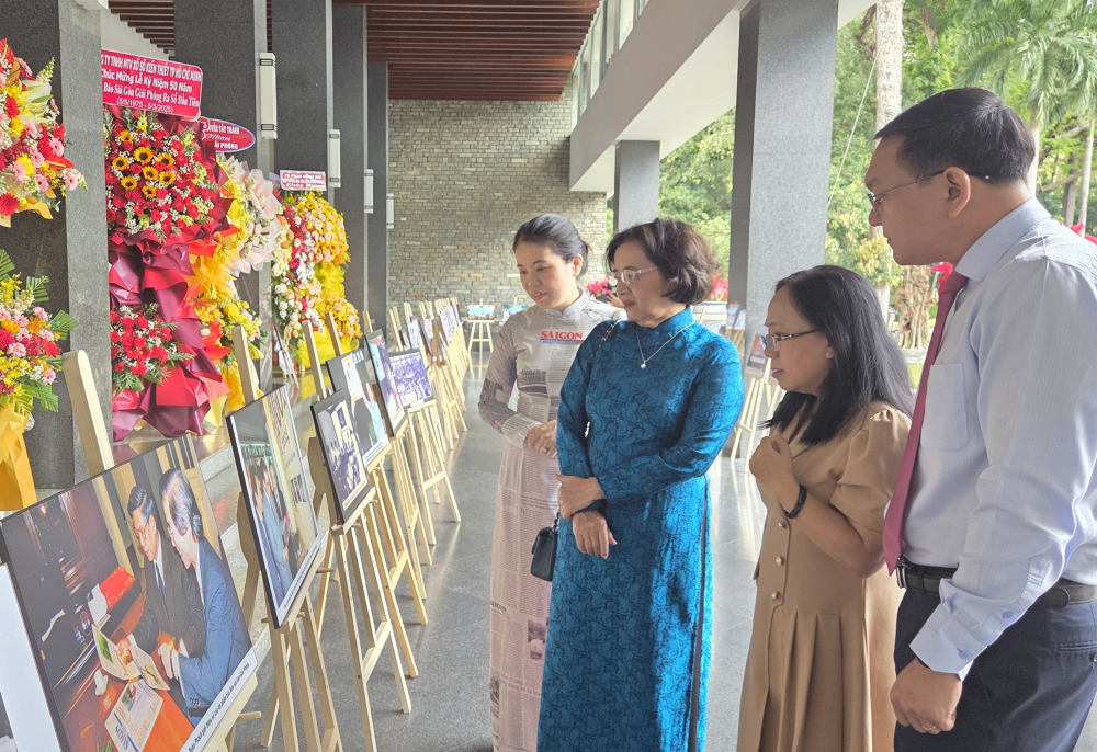 Các đại biểu xem triển lãm.