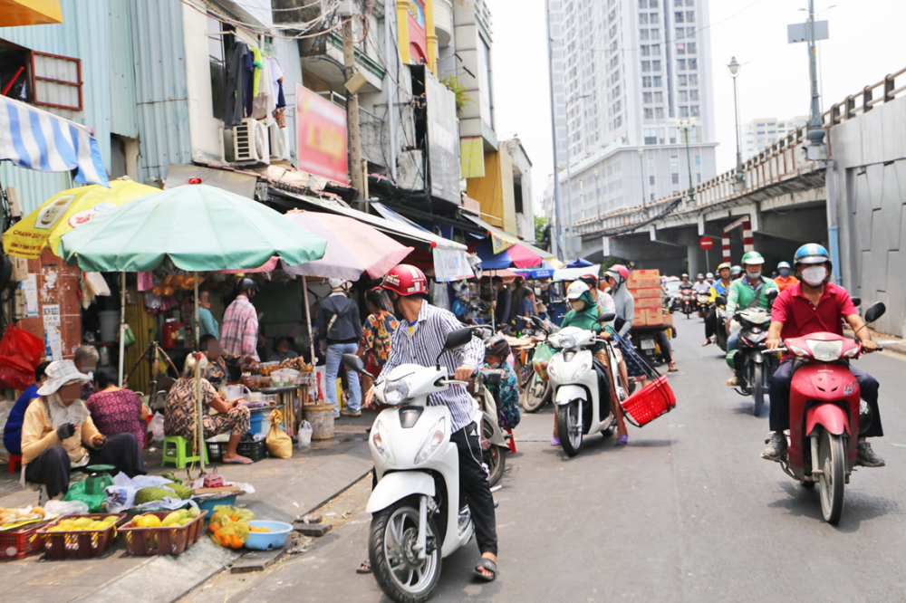 TPHCM siết chặt an toàn thực phẩm mùa nắng nóng Chợ tự phát trên đường Cô Giang (phường Cầu Ông Lãnh, quận 1) tồn tại nhiều năm qua gây mất trật tự và nguy cơ mất an toàn thực phẩm