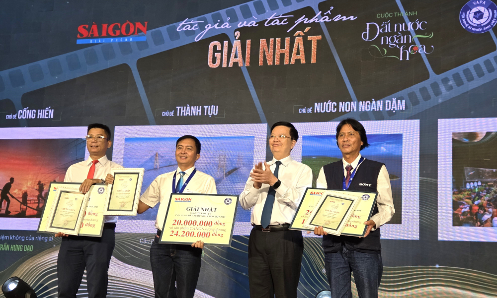 Đồng chí Mai Văn Chính, Ủy viên Trung ương Đảng, Phó Thủ tướng Chính phủ trao giải cho các tác giả và tác phẩm đoạt giải nhất