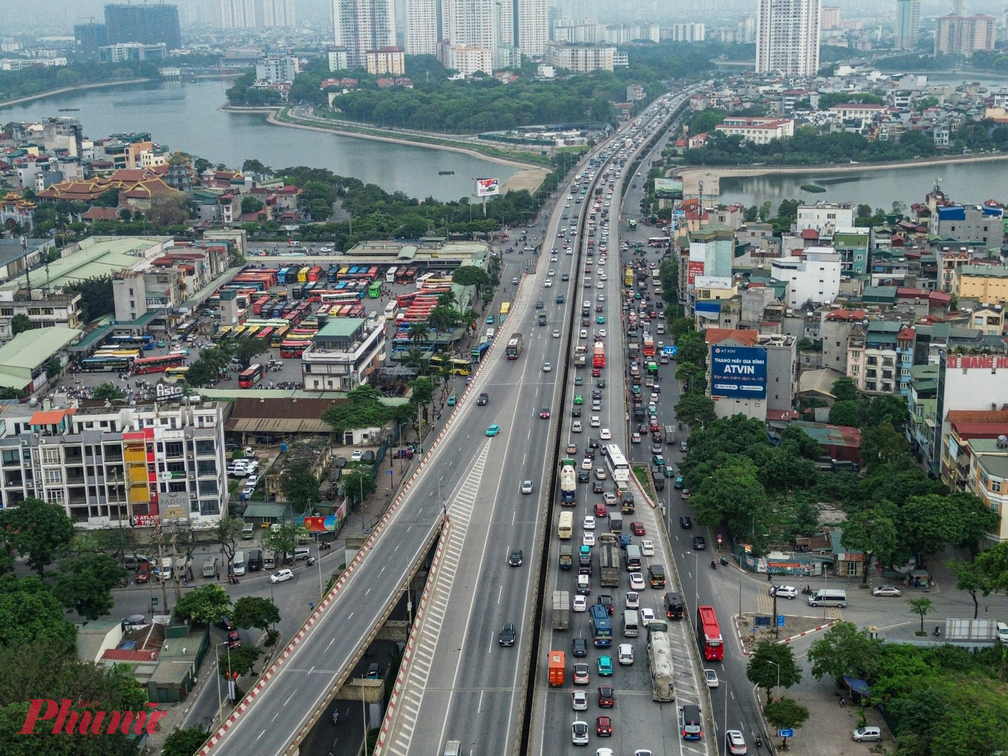 Các phương tiện chỉ có thể di chuyển chậm vì lượng phương tiện quá đông.