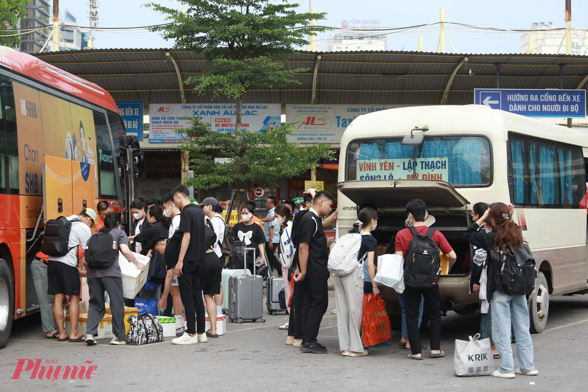 Trong khi đó, tại bến xe Nước Ngầm, Mỹ Đình, Giáp Bát... cũng rất nhộn nhịp,  người dân lỉnh kỉnh đồ đạc về Hà Nội sau dịp nghỉ lễ dài ngày.
