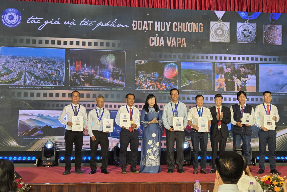 Các tác giả nhận giải của Hội Nghệ sĩ Nhiếp ảnh Việt Nam.