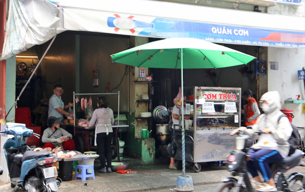 TPHCM siết chặt an toàn thực phẩm mùa nắng nóng Việc mua bán thực phẩm sống và chín cạnh nhau tiềm ẩn nguy cơ lây nhiễm chéo, ảnh hưởng đến an toàn thực phẩm