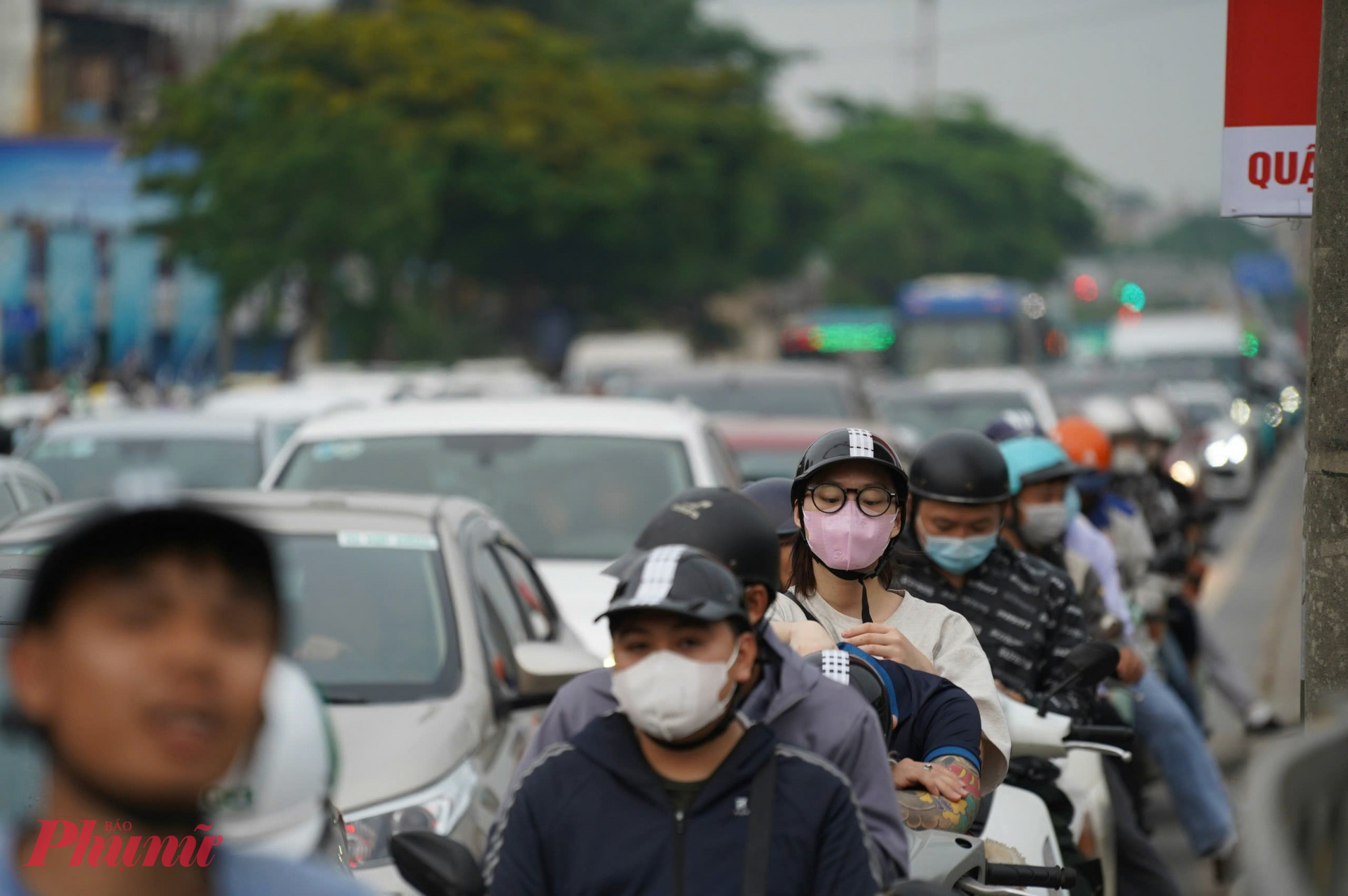 Tại đường Ngọc Hồi, các phương tiện xe máy nhích từng chút một, len lỏi tìm lối thoát trước dòng ô tô 