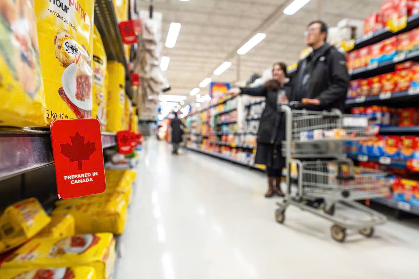 Khách mua sắm tại cửa hàng nội địa Real Canadian Superstore ở Toronto, Canada vào tháng 3/2025 - ẢNH: KATHERINE KY CHENG (Getty Images)