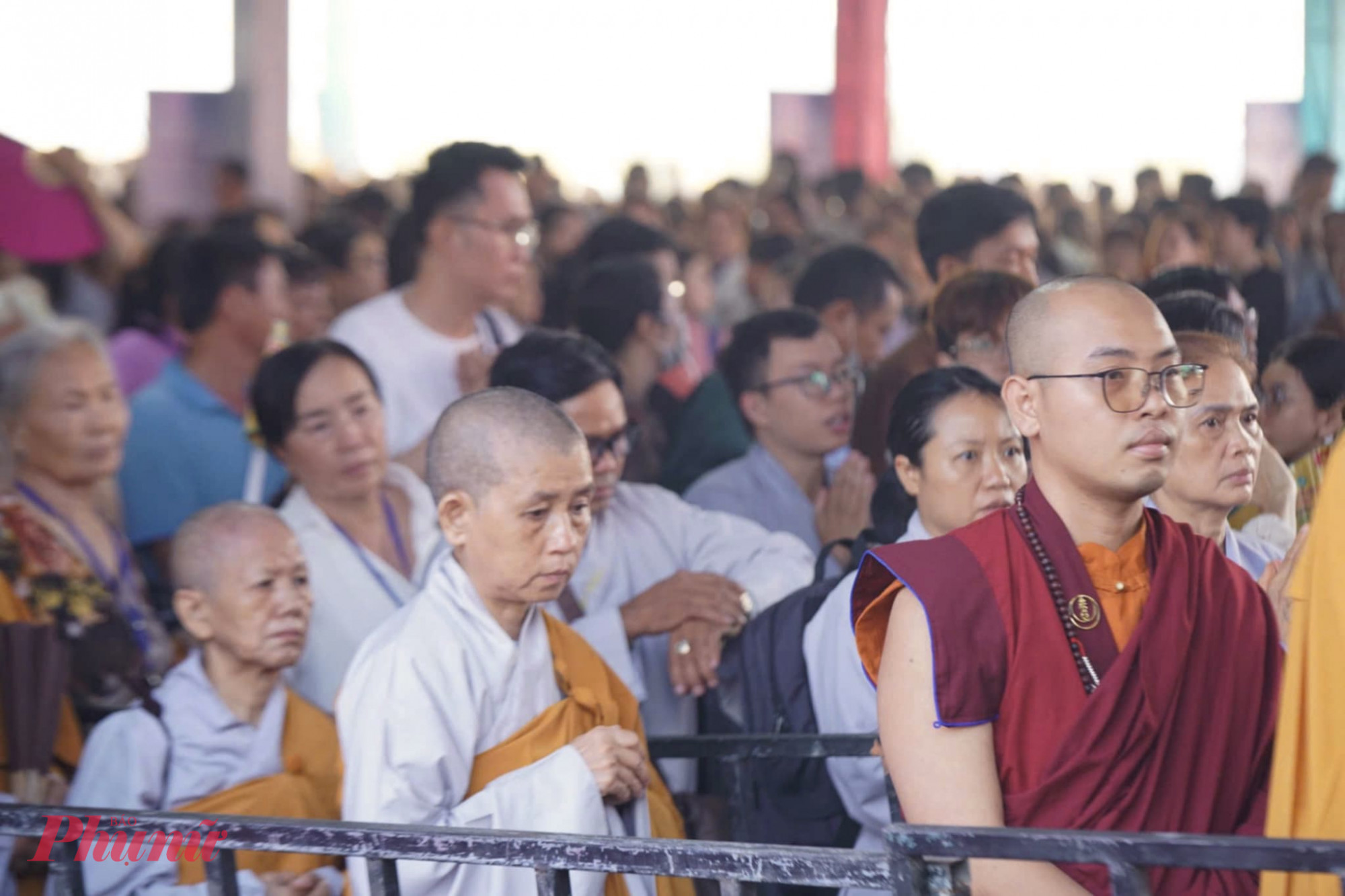 Để đảm bảo an toàn sức khoẻ khi chiêm bái xá lợi Phật tại chùa Phật Cô Đơn, người dân cần lưu ý nhiều quy định an ninh, không quay phim, không mang trẻ nhỏ và tuyệt đối không chen lấn - Ảnh: Thanh Tâm