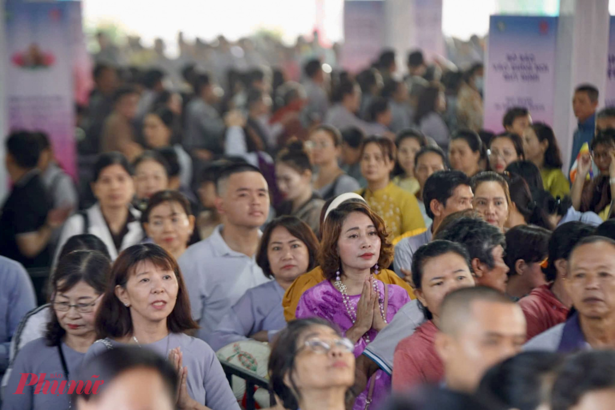 Hàng chục ngàn người dân và Phật tử đến chiêm bái xá lợi Phật - Ảnh: Thanh Tâm