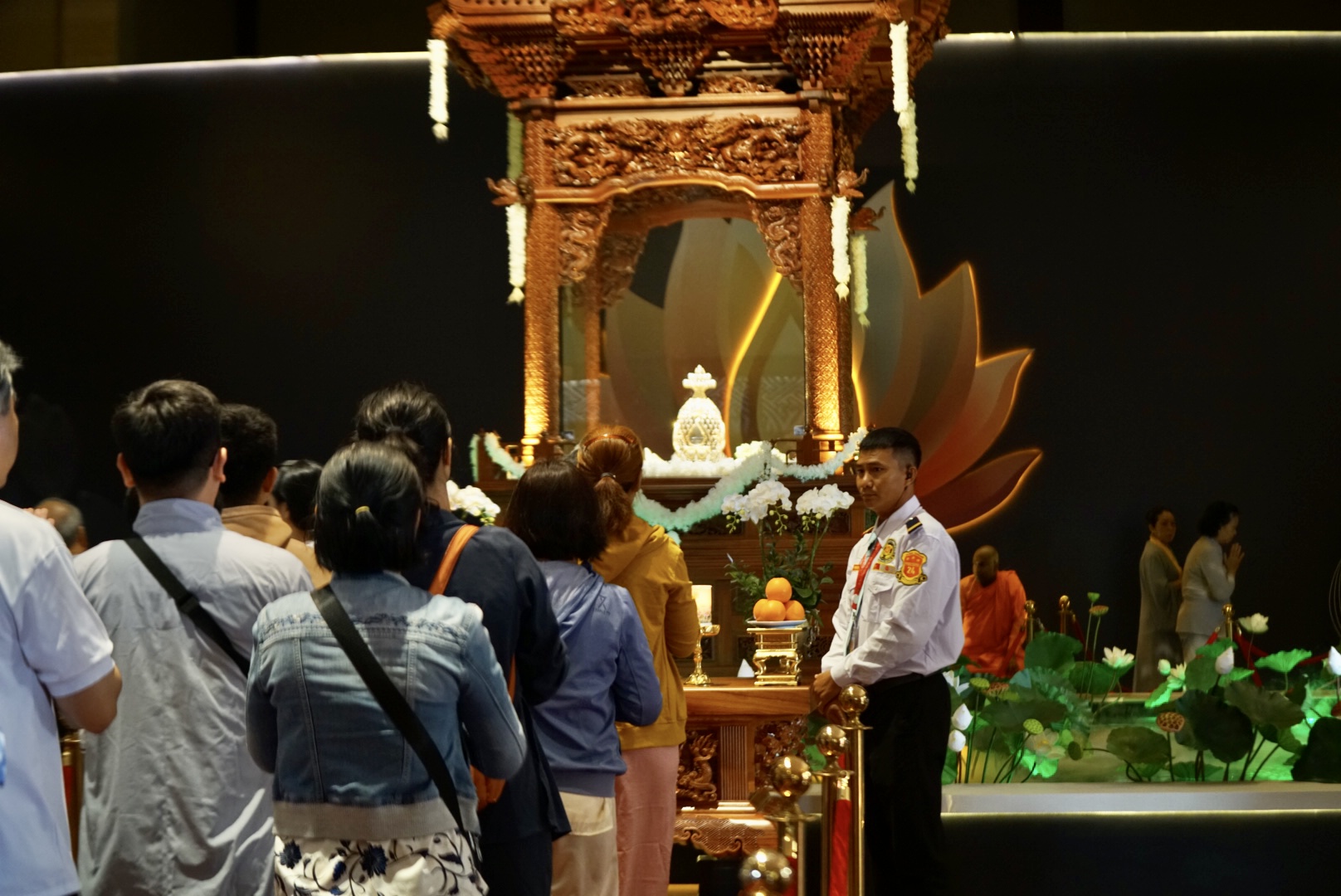 Chiêm bái xá lợi Phật tại chùa Phật Cô Đơn cần lưu ý nhiều quy định an ninh, không quay phim, không mang trẻ nhỏ và tuyệt đối không chen lấn - Ảnh: Ban tổ chức