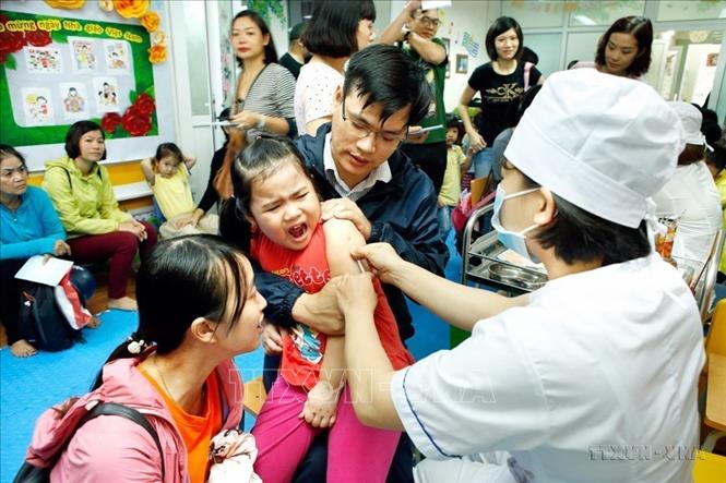 Tiêm phòng sởi cho trẻ - Ảnh: TTXVN