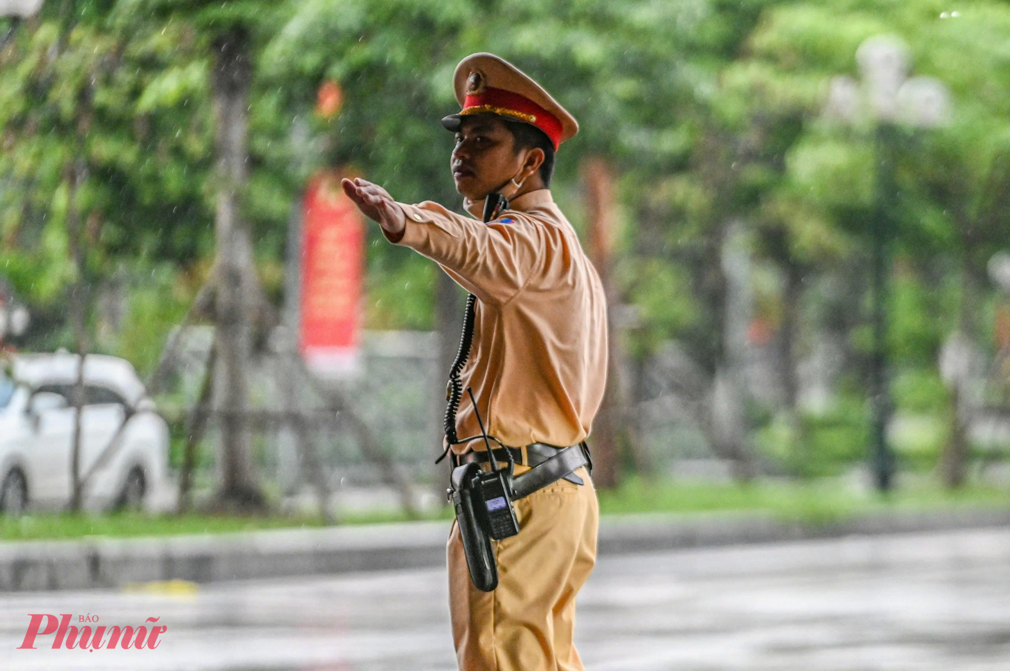 Phòng cảnh sát giao thông Công an Hà Nội cho biết từ chiều 3-5, các đơn vị đã chủ động triển khai phương án ứng trực, huy động 100% cán bộ, chiến sĩ làm nhiệm vụ tại các tuyến và nút giao trọng điểm.  Các tổ công tác cũng phối hợp chặt chẽ với công an cơ sở và thanh tra giao thông để điều tiết, phân luồng hợp lý, bảo đảm giao thông thông suốt, an toàn.   Ngoài ra cảnh sát cũng triển khai các tổ tuần tra lưu động xử lý các hành vi vi phạm như dừng đỗ sai quy định, đi sai làn đường, lấn chiếm vỉa hè gây cản trở giao thông, đặc biệt tại các tuyến có lưu lượng lớn vào chiều tối.